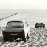 DDR-Bürger versuchten übers Meer nach Dänemark zu flüchten. Der Trabbi blieb am Strand zurück. DDR-Bürger versuchten übers Meer nach Dänemark zu flüchten. Der Trabbi blieb am Strand zurück.