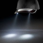Bringt Licht ins Dunkel: Das Solarcap verfügt über einen Akku, mit dem sich Sonnenlicht speichern lässt. Bringt Licht ins Dunkel: Das Solarcap verfügt über einen Akku, mit dem sich Sonnenlicht speichern lässt.