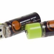 Diese Batterien haben unter ihrem Pluspol einen USB-Stecker versteckt und können deshalb einfach über den Computer aufgeladen werden. Diese Batterien haben unter ihrem Pluspol einen USB-Stecker versteckt und können deshalb einfach über den Computer aufgeladen werden.