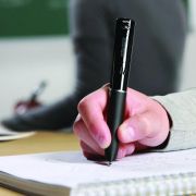 Der Smartpen von Livescribe, ist nicht nur für handschriftliche Notizen gut, er zeichnet zeitgleich eine Audio-Datei von der Verlesung auf. Der Smartpen von Livescribe, ist nicht nur für handschriftliche Notizen gut, er zeichnet zeitgleich eine Audio-Datei von der Verlesung auf.