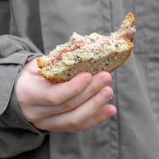 Ein Brot, viele Namen: In Sachsen heißt das Butterbrot Bemme, im Ruhrgebiet Kniffte, in Nordostdeutschland Schnitte, in Berlin Stulle. Ein Brot, viele Namen: In Sachsen heißt das Butterbrot Bemme, im Ruhrgebiet Kniffte, in Nordostdeutschland Schnitte, in Berlin Stulle.