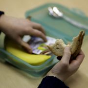 Was ganz besonderes: Als in der Nachkriegszeit das Essen knapp war, war das Butterbrot mit Wurst dem Ernährer der Familie vorgehalten. Er bekam das Brot mit zur Arbeit, wenn am Abend noch eine Scheibe übrig war, dann durften die Kinder ran. Was ganz besonderes: Als in der Nachkriegszeit das Essen knapp war, war das Butterbrot mit Wurst dem Ernährer der Familie vorgehalten. Er bekam das Brot mit zur Arbeit, wenn am Abend noch eine Scheibe übrig war, dann durften die Kinder ran.
