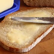 So berühmt ist das deutsche Butterbrot, dass das belegte Brot im russischen «buterbrod» heißt. Allerdings wird nicht immer Butter verwendet, die Brote ähneln eher den britischen Sandwiches. So berühmt ist das deutsche Butterbrot, dass das belegte Brot im russischen «buterbrod» heißt. Allerdings wird nicht immer Butter verwendet, die Brote ähneln eher den britischen Sandwiches.