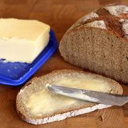 Und warum fällt das Butterbrot auf die weiche Seite? Versuche zeigen: Brote fallen tatsächlich häufiger auf die bestrichene Seite, da die Brotscheibe im Regelfall eine halbe Drehung vollführen kann. Wurden die Scheiben hingegen aus derselben Höhe hochkant Und warum fällt das Butterbrot auf die weiche Seite? Versuche zeigen: Brote fallen tatsächlich häufiger auf die bestrichene Seite, da die Brotscheibe im Regelfall eine halbe Drehung vollführen kann. Wurden die Scheiben hingegen aus derselben Höhe hochkant