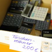 Vergessen Sie den Taschenrechner: Wer Aufgaben im Kopf oder mit Stift und Papier löst, der trainiert sein Gehirn und vergisst somit auch nicht so schnell. Immerhin ist auch das Gehirn ein Muskel - und ohne Training keine Leistung. Vergessen Sie den Taschenrechner: Wer Aufgaben im Kopf oder mit Stift und Papier löst, der trainiert sein Gehirn und vergisst somit auch nicht so schnell. Immerhin ist auch das Gehirn ein Muskel - und ohne Training keine Leistung.