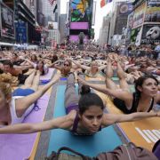 Nein, Sie müssen nicht an den Times Square in New York reisen, um die Vergesslichkeit zu verlieren. Yoga können Sie auch zu Hause ausüben, Sie brauchen nur ein wenig Platz und Ruhe. Fünfzehn Minuten Yoga trainieren nicht nur den Körper, sondern auch den G Nein, Sie müssen nicht an den Times Square in New York reisen, um die Vergesslichkeit zu verlieren. Yoga können Sie auch zu Hause ausüben, Sie brauchen nur ein wenig Platz und Ruhe. Fünfzehn Minuten Yoga trainieren nicht nur den Körper, sondern auch den G