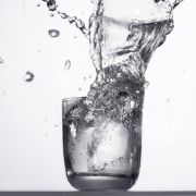 Vergesslichkeit hat auch viel mit Ernährung zu tun. Besonders wichtig sind Kohlenhydrate und Omega-3-Fettsäuren, die vor allem in Fisch vorkommen. Sie regen das Gehirn an. Auch der Flüssigkeitshaushalt ist wichtig. Wer genug trinkt, der kann sich besser e Vergesslichkeit hat auch viel mit Ernährung zu tun. Besonders wichtig sind Kohlenhydrate und Omega-3-Fettsäuren, die vor allem in Fisch vorkommen. Sie regen das Gehirn an. Auch der Flüssigkeitshaushalt ist wichtig. Wer genug trinkt, der kann sich besser e