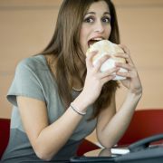 Mittagspausen-Fehler: Zu schnell essen Mittagspausen-Fehler: Zu schnell essen