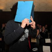 Cornelius D. rief nach dem Mord der kleinen Lena in Emden dazu auf, vor das Polizeirevier zu ziehen und dort die Herausgabe eines Verdächtigen zu fordern. Cornelius D. rief nach dem Mord der kleinen Lena in Emden dazu auf, vor das Polizeirevier zu ziehen und dort die Herausgabe eines Verdächtigen zu fordern.