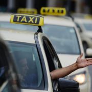 Mit einem Taxi kommen Sie schnell von A nach B. Mit einem Taxi kommen Sie schnell von A nach B.