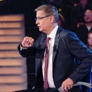 Quizmaster Günther Jauch fühlt seinen Kandidaten bei Quizmaster Günther Jauch fühlt seinen Kandidaten bei