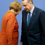 Der Streit zwischen Angela Merkel und Recep Tayyip Erdogan wird immer absurder. Der Streit zwischen Angela Merkel und Recep Tayyip Erdogan wird immer absurder.
