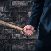 In London soll ein 33-Jähriger mit einem Hammer auf seine Kinder eingeschlagen haben. In London soll ein 33-Jähriger mit einem Hammer auf seine Kinder eingeschlagen haben.