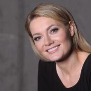 Martina Hill ist eine der vielseitigsten Komikerinnen der Fernsehlandschaft. Martina Hill ist eine der vielseitigsten Komikerinnen der Fernsehlandschaft.