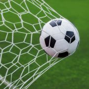 Traditionsvereine bangen: Der Zweitliga-Abstiegskampf geht am 30. Spieltag in der heißen Phase. Traditionsvereine bangen: Der Zweitliga-Abstiegskampf geht am 30. Spieltag in der heißen Phase.