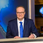 Seit 2009 präsentiert Oliver Welke die Seit 2009 präsentiert Oliver Welke die
