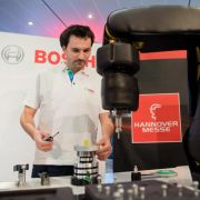 Ingenieur Jens Brutscher von der Robert Bosch GmbH demonstriert die Zusammenarbeit von Mensch und Roboter im Vorfeld der Industriemesse Hannover Messe. Ingenieur Jens Brutscher von der Robert Bosch GmbH demonstriert die Zusammenarbeit von Mensch und Roboter im Vorfeld der Industriemesse Hannover Messe.