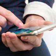 Mit der Authenticator-App können sich Microsoft-Nutzer per Smartphone anmelden. Mit der Authenticator-App können sich Microsoft-Nutzer per Smartphone anmelden.