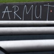 Jeder dritte Alleinstehende in Deutschland ist von Armut bedroht. Jeder dritte Alleinstehende in Deutschland ist von Armut bedroht.
