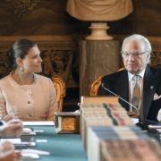 Zukunft und Gegenwart der schwedischen Monarchie: Kronprinzessin Victoria von Schweden und König Carl XVI. Gustaf von Schweden. Zukunft und Gegenwart der schwedischen Monarchie: Kronprinzessin Victoria von Schweden und König Carl XVI. Gustaf von Schweden.