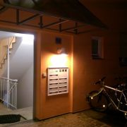 Der Eingang zu einem Haus, in dem am 12.02.2018 zwei Frauenleichen gefunden wurden, ist am früher Morgen beleuchtet. Beamte hatten die Leichen am Montagnachmittag entdeckt. Der Eingang zu einem Haus, in dem am 12.02.2018 zwei Frauenleichen gefunden wurden, ist am früher Morgen beleuchtet. Beamte hatten die Leichen am Montagnachmittag entdeckt.