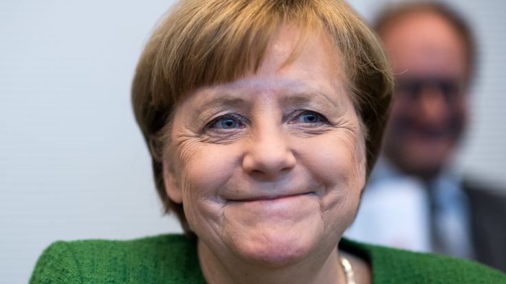Bundeskanzlerwahl 2018: Merkel wiedergewählt! Polizei überwältigt Störer | news.de