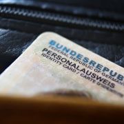 Die EU-Kommission fordert, dass im Personalausweis künftig auch biometrische Daten gespeichert werden. Die EU-Kommission fordert, dass im Personalausweis künftig auch biometrische Daten gespeichert werden.