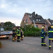 Einsatzkräfte der Feuerwehr und des THW: Wirbelsturm beschädigt Wohnhäuser in NRW. Einsatzkräfte der Feuerwehr und des THW: Wirbelsturm beschädigt Wohnhäuser in NRW.