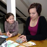 Durch den Tausch mit Familie Yerli steigt das Wochenbudget der Baums (Bild) von 193 Euro auf unglaubliche 4.500 Euro. Geht damit Jennys (r.) großer Wunsch in Erfüllung, ihre beiden Töchter neu einzukleiden? Durch den Tausch mit Familie Yerli steigt das Wochenbudget der Baums (Bild) von 193 Euro auf unglaubliche 4.500 Euro. Geht damit Jennys (r.) großer Wunsch in Erfüllung, ihre beiden Töchter neu einzukleiden?