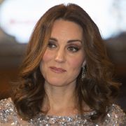 Kate Middleton hat einen fremden Mann geküsst. Kate Middleton hat einen fremden Mann geküsst.