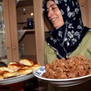 Mit Verwandtenbesuchen, Feuerwerk und Jahrmärkten wird im Islam traditionell der erste Tag des Festes des Fastenbrechens (Eid al-Fitr) begangen. Mit Verwandtenbesuchen, Feuerwerk und Jahrmärkten wird im Islam traditionell der erste Tag des Festes des Fastenbrechens (Eid al-Fitr) begangen.