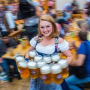 Besucher des Oktoberfests müssen für eine Maß Bier in diesem Jahr über 11 Euro bezahlen. Besucher des Oktoberfests müssen für eine Maß Bier in diesem Jahr über 11 Euro bezahlen.