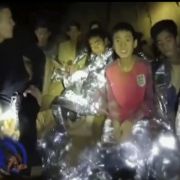 Die Kinder grüßen aus der Höhle, zeigen sich trotz Angst optimistisch. Die Kinder grüßen aus der Höhle, zeigen sich trotz Angst optimistisch.