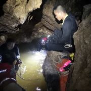 Ein Taucher am Eingang der Höhle. Ein Taucher am Eingang der Höhle.