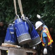 Pumpen, mit Hilfe derer Wasser aus der Höhle, in der zwölf Jugendliche und ihr Trainer eingeschlossen sind, gepumpt werden soll, werden befördert. Pumpen, mit Hilfe derer Wasser aus der Höhle, in der zwölf Jugendliche und ihr Trainer eingeschlossen sind, gepumpt werden soll, werden befördert.