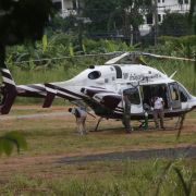 Ein Helikopter steht nahe der Höhle. Ein Helikopter steht nahe der Höhle.