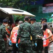 Rettungskräfte transportieren einen der Jungen, der in einer Höhle gefangen war, auf einer Liege, um ihn in ein Krankenhaus zu bringen. Rettungskräfte transportieren einen der Jungen, der in einer Höhle gefangen war, auf einer Liege, um ihn in ein Krankenhaus zu bringen.