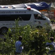 Ein Rettungswagen verlässt das Einsatzgebiet an der Höhle. Ein Rettungswagen verlässt das Einsatzgebiet an der Höhle.