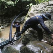 Thailändische Soldaten legen Schläuche mit Hilfe derer Wasser aus der Höhle fließen soll. Thailändische Soldaten legen Schläuche mit Hilfe derer Wasser aus der Höhle fließen soll.