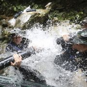 Die Rettungskräfte kämpfen mit den Wassermassen. Die Rettungskräfte kämpfen mit den Wassermassen.