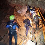 Das undatierte von der Royal Thai Navy zur Verfügung gestellte Foto zeigt thailändische Rettungstaucher die sich in der Höhle fortbewegen. Das undatierte von der Royal Thai Navy zur Verfügung gestellte Foto zeigt thailändische Rettungstaucher die sich in der Höhle fortbewegen.