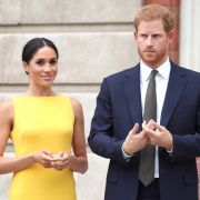 Als Herzogin von Sussex scheint sich Meghan Markle von alten Gewohnheiten verabschiedet zu haben - jetzt spricht sie plötzlich britisches Englisch! Als Herzogin von Sussex scheint sich Meghan Markle von alten Gewohnheiten verabschiedet zu haben - jetzt spricht sie plötzlich britisches Englisch!