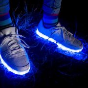 Leuchtende Schuhe sorgten bei einem neunjährigen Jungen für schwere Verletzungen. (Symbolbild) Leuchtende Schuhe sorgten bei einem neunjährigen Jungen für schwere Verletzungen. (Symbolbild)