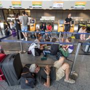 Wegen eines Gewitters hat der Flughafen Frankfurt vorübergehend seinen Betrieb eingestellt. Wegen eines Gewitters hat der Flughafen Frankfurt vorübergehend seinen Betrieb eingestellt.