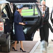 Meghan Markle entschied sich für die Hochzeit von Prinz Harrys Cousine Prinzessin Eugenie für ein elegantes Outfit in dunkelblau aus dem Hause Givenchy. Meghan Markle entschied sich für die Hochzeit von Prinz Harrys Cousine Prinzessin Eugenie für ein elegantes Outfit in dunkelblau aus dem Hause Givenchy.
