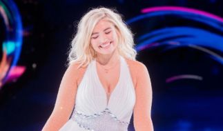 Sarina Nowak nackt: Heiße Nixe in der Badewanne! Curvy Model zieht