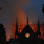 Am späten Montagabend loderten die Flammen über Notre-Dame noch immer. Am späten Montagabend loderten die Flammen über Notre-Dame noch immer.