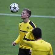 Fußball-Bundesligist Borussia Dortmund hat den Vertrag mit Dzenis Burnic vorzeitig bis 2021 verlängert, verleiht den Mittelfeldspieler aber für ein weiteres Jahr an Dynamo Dresden.