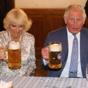 Cheers! Camilla Parker-Bowles und Prinz Charles wissen, wie man die schönen Seiten des Lebens genießt. Cheers! Camilla Parker-Bowles und Prinz Charles wissen, wie man die schönen Seiten des Lebens genießt.