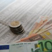 Aktienpaket, Sparbuch oder Immobilienfonds? Welche Anlageform die richtige ist, können unerfahrene Privatanleger manchmal schlecht einschätzen. Aktienpaket, Sparbuch oder Immobilienfonds? Welche Anlageform die richtige ist, können unerfahrene Privatanleger manchmal schlecht einschätzen.